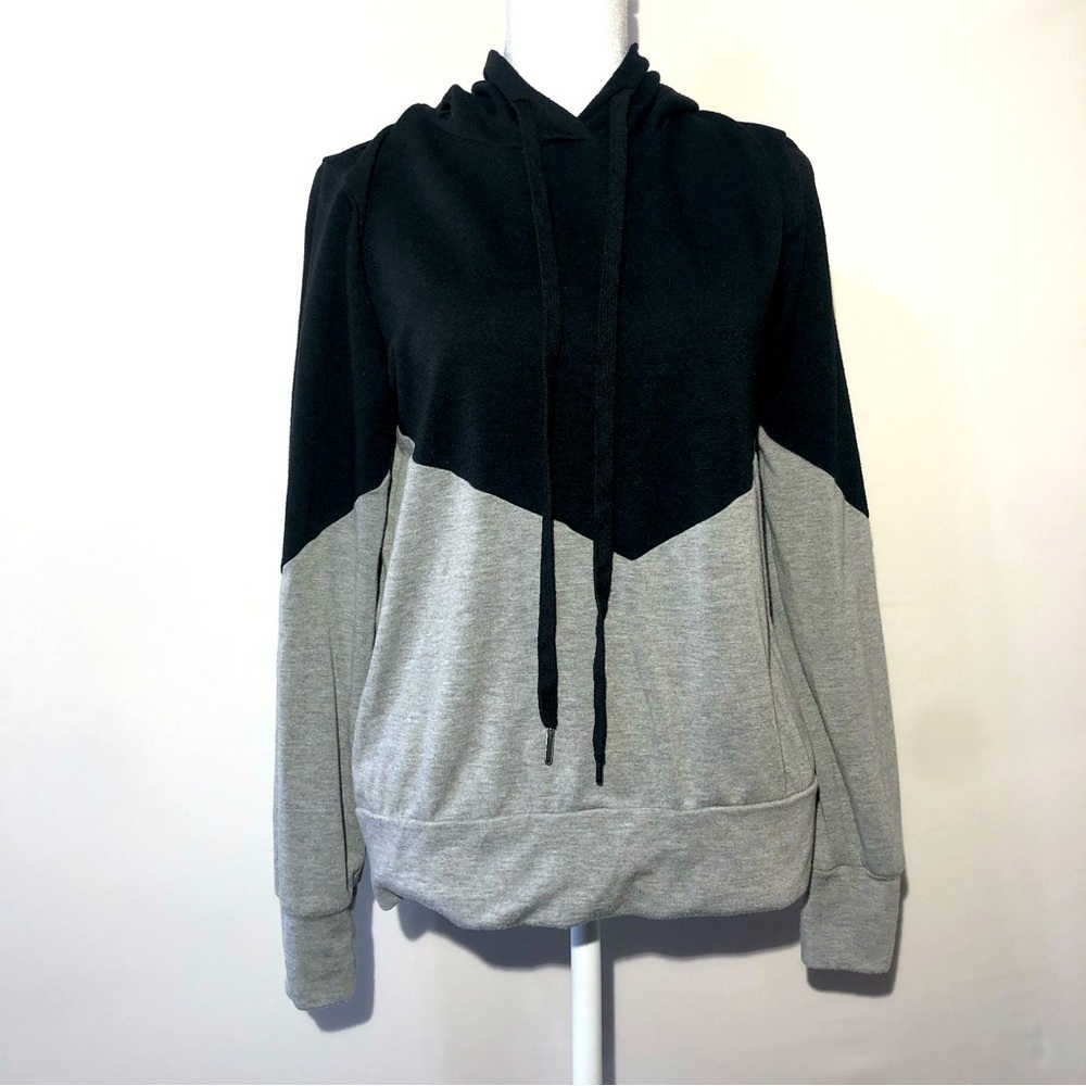 Kayleigh Women Joanna Chevron Black/Gray Hoodie Knit Top. Size XS